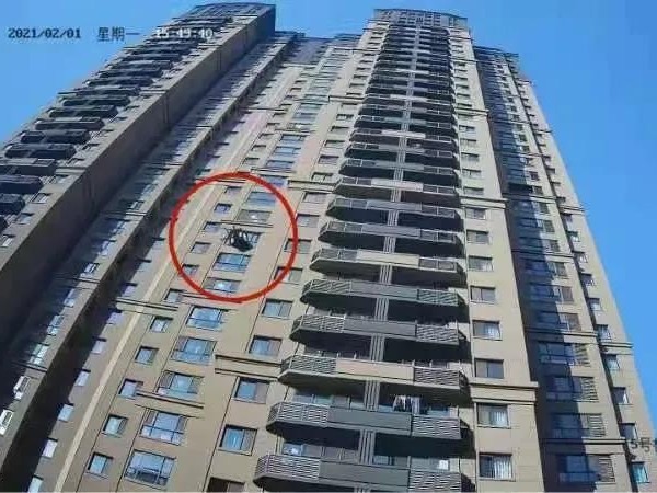 【驚心】25斤椅子從天而降，所幸有高空拋物視頻監控系統